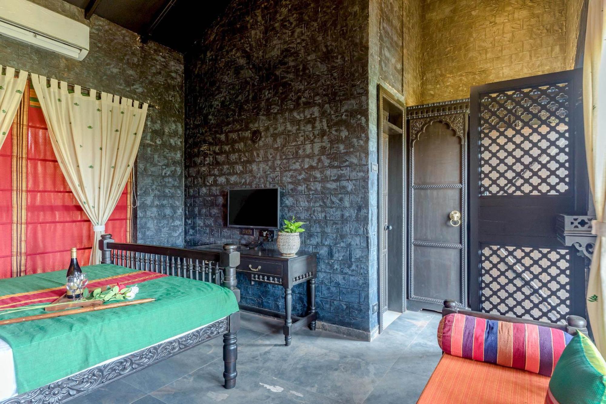 Dio Regaalo Theme Resort, Ratnagiri Bagian luar foto